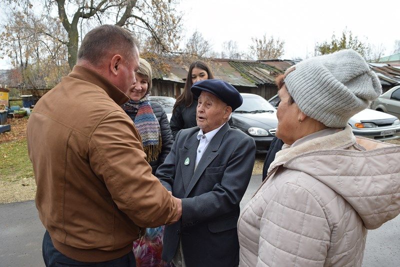 Менделеевские ветераны принимают поздравления от главы района