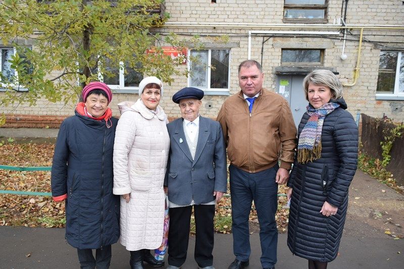 Менделеевские ветераны принимают поздравления от главы района