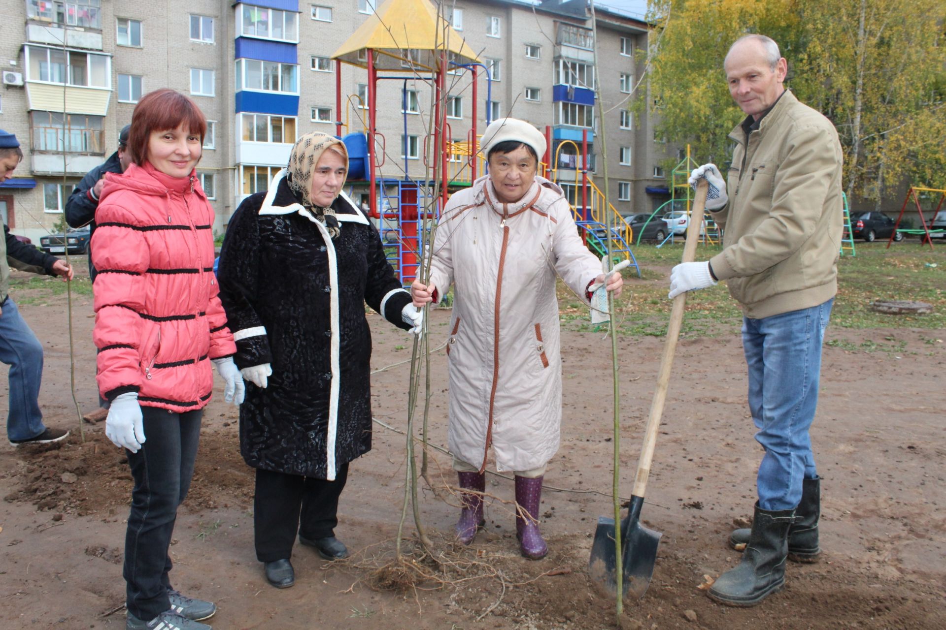 «Посади своё дерево»: в рамках экоакции в Менделеевске высадили более 700 деревьев