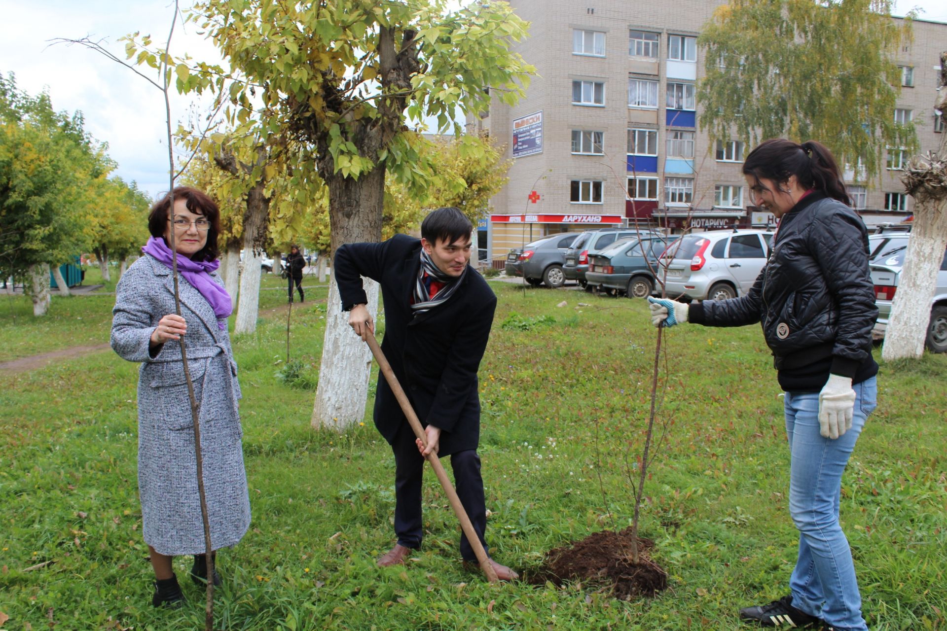 «Посади своё дерево»: в рамках экоакции в Менделеевске высадили более 700 деревьев