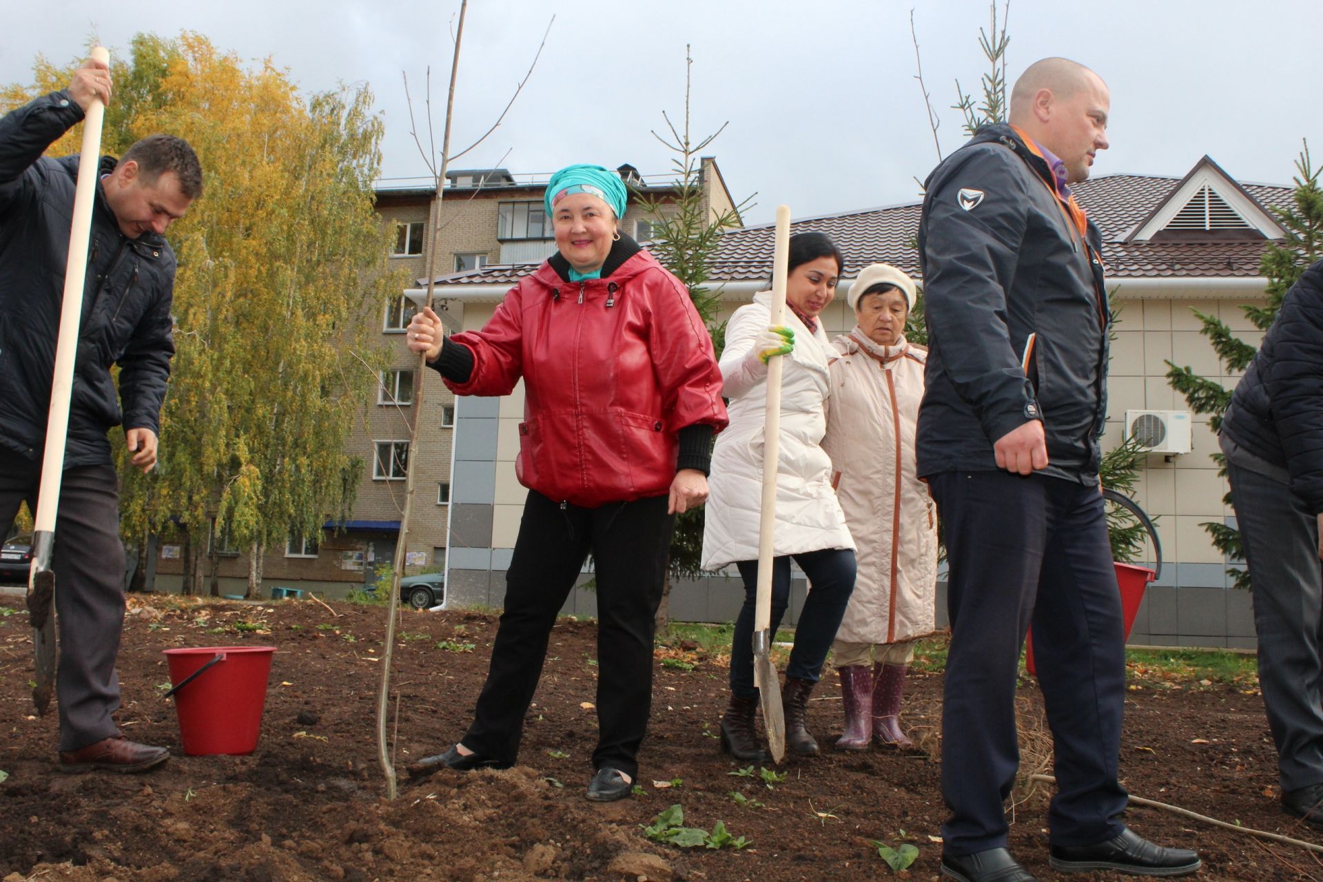 «Посади своё дерево»: в рамках экоакции в Менделеевске высадили более 700 деревьев