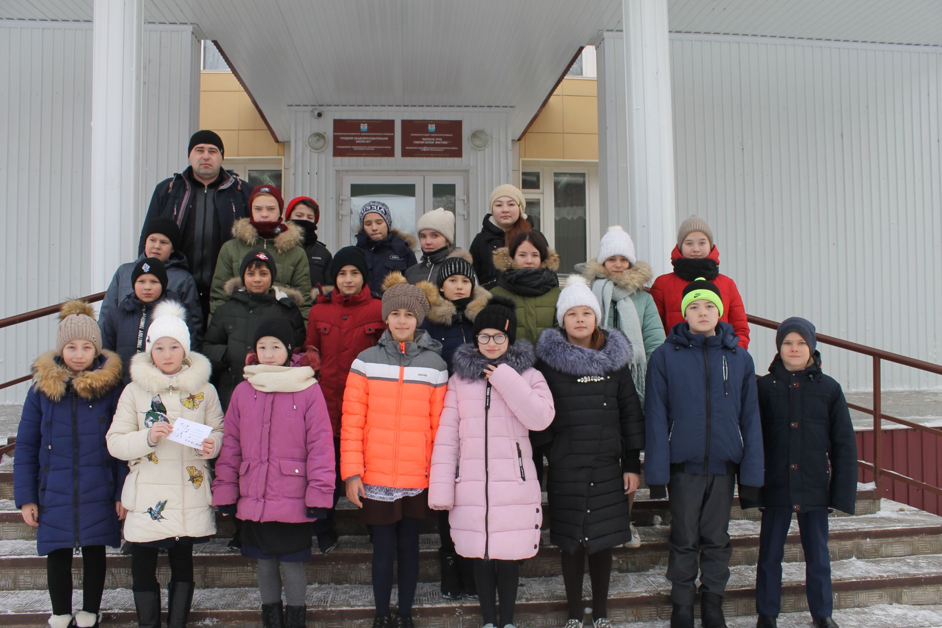 Школьники напомнили менделеевцам о Дне матери