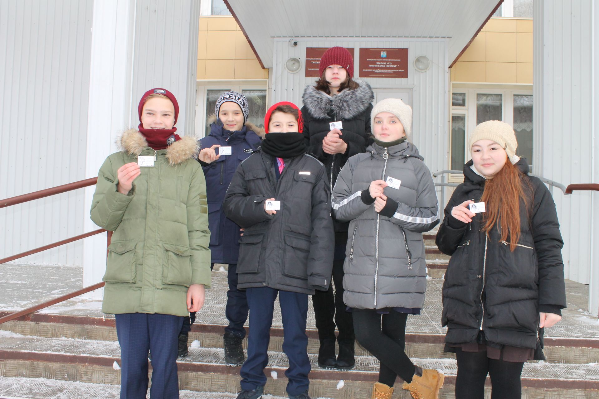 Школьники напомнили менделеевцам о Дне матери