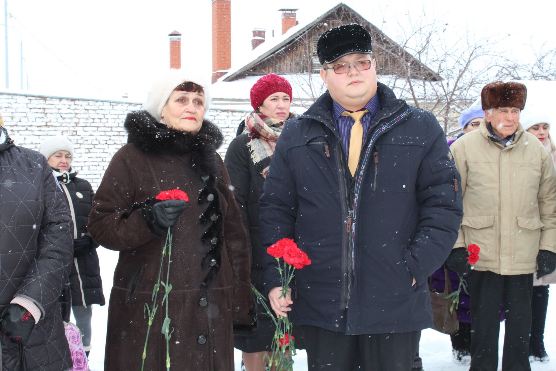 В Менделеевске на доме №11 по ул.Советской, где жил врач Александр Николаевич Клунок, установили мемориальную доску