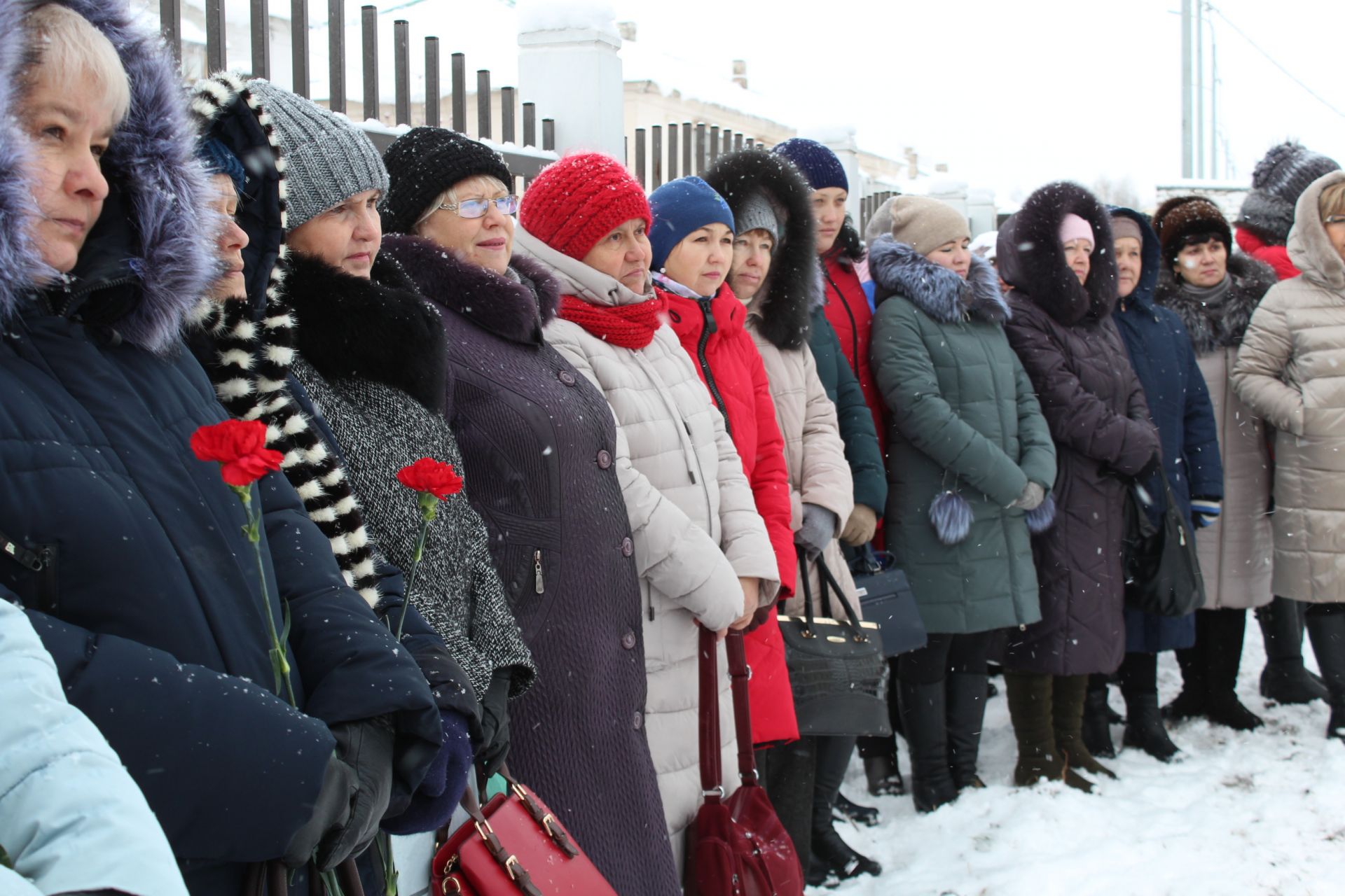 В Менделеевске на доме №11 по ул.Советской, где жил врач Александр Николаевич Клунок, установили мемориальную доску