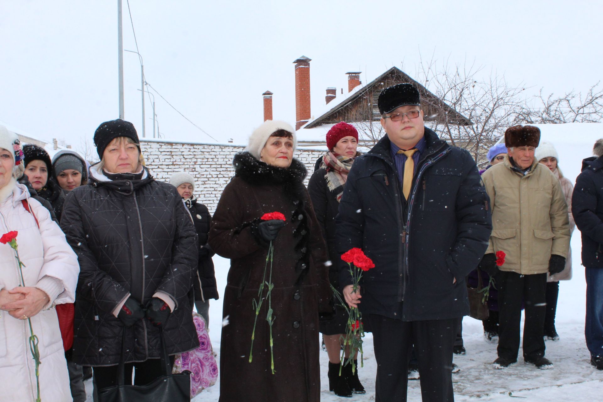 В Менделеевске на доме №11 по ул.Советской, где жил врач Александр Николаевич Клунок, установили мемориальную доску