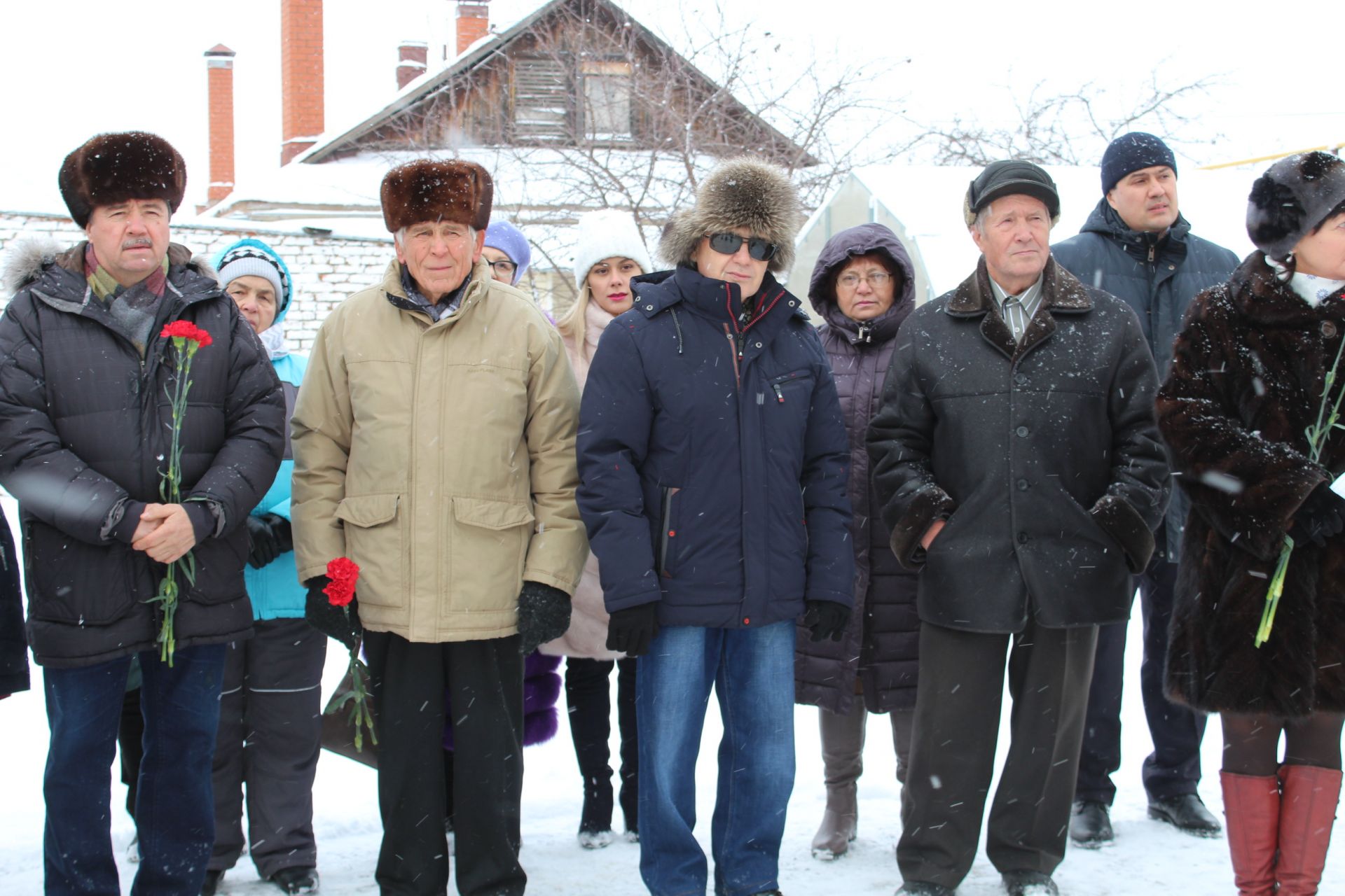 В Менделеевске на доме №11 по ул.Советской, где жил врач Александр Николаевич Клунок, установили мемориальную доску