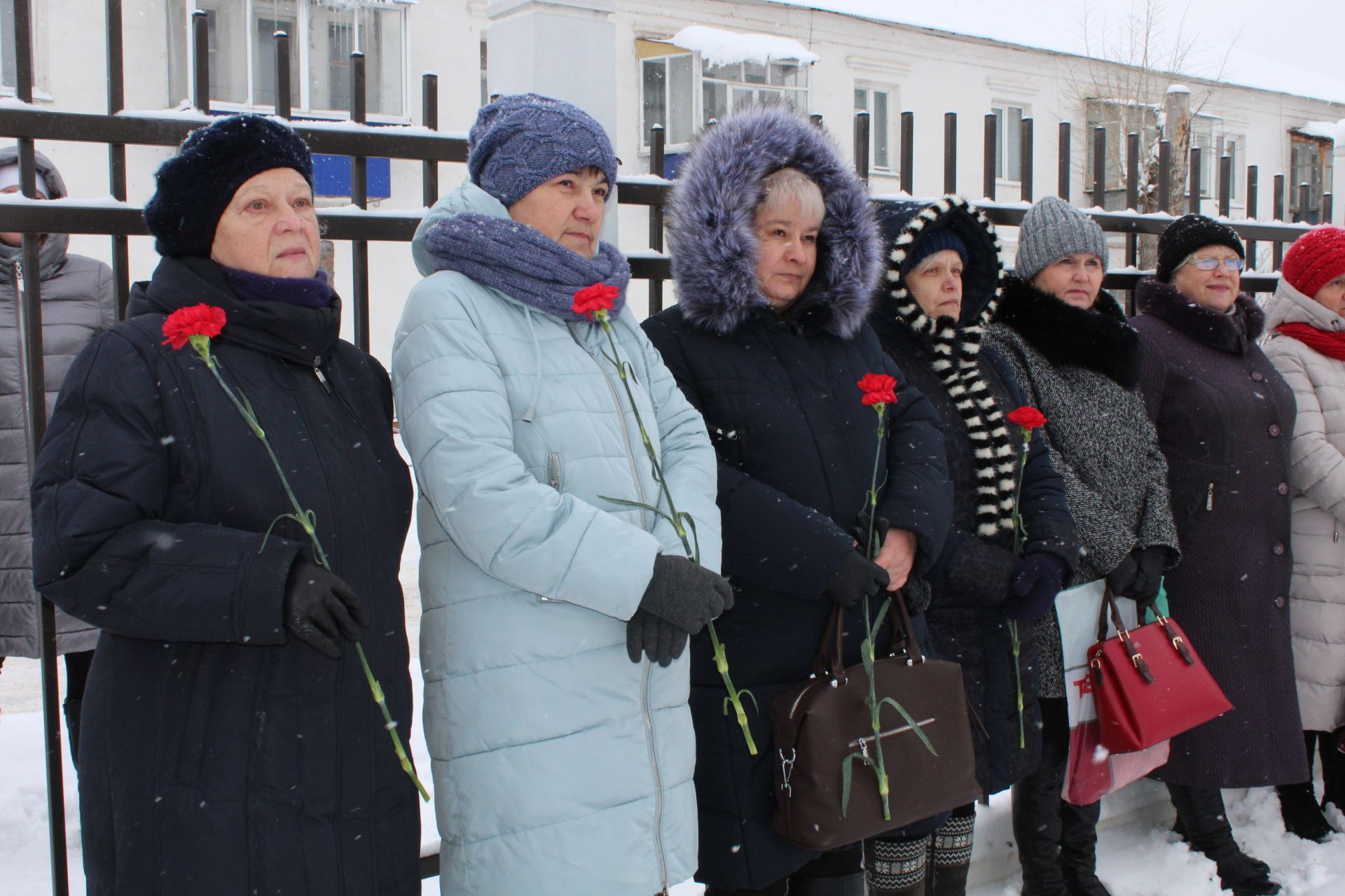 В Менделеевске на доме №11 по ул.Советской, где жил врач Александр Николаевич Клунок, установили мемориальную доску