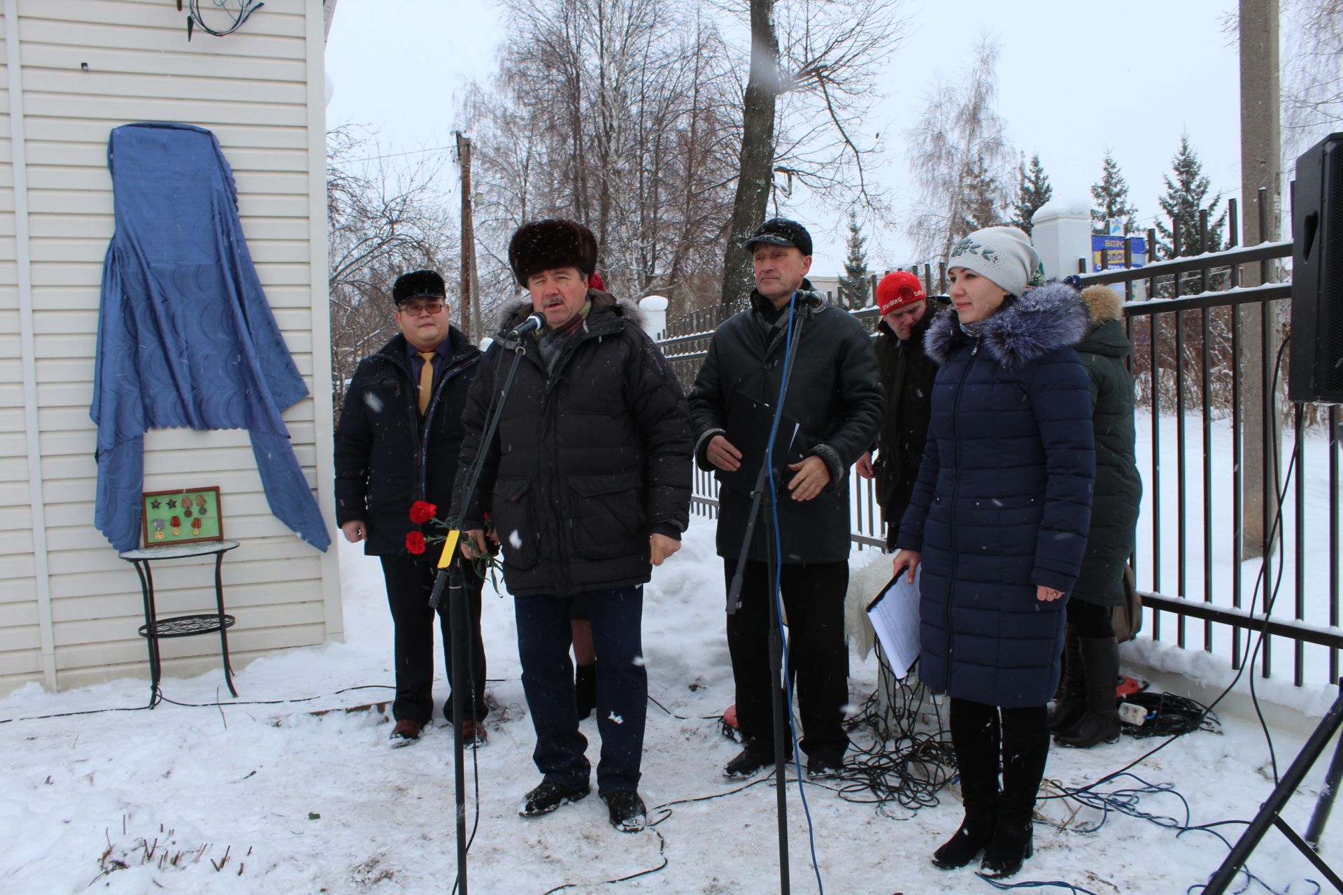 В Менделеевске на доме №11 по ул.Советской, где жил врач Александр Николаевич Клунок, установили мемориальную доску