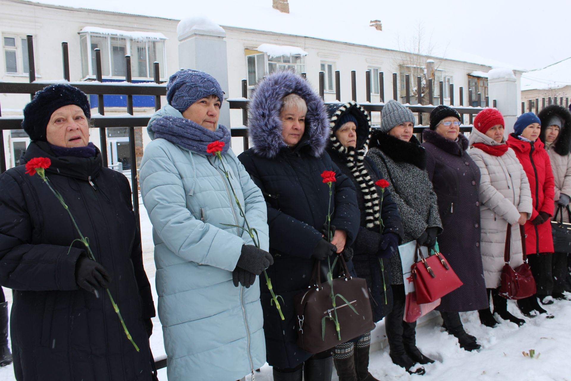 В Менделеевске на доме №11 по ул.Советской, где жил врач Александр Николаевич Клунок, установили мемориальную доску