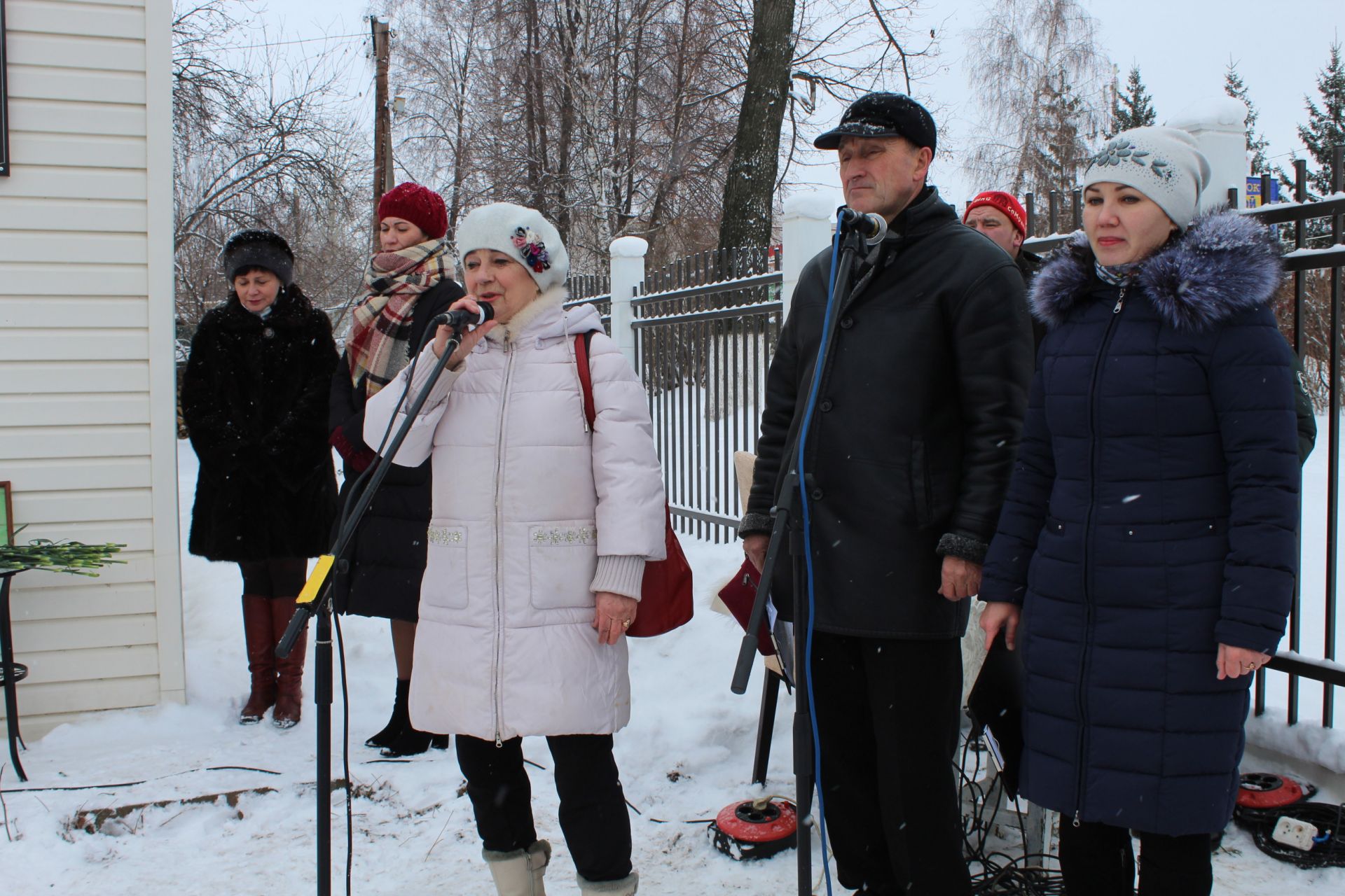 В Менделеевске на доме №11 по ул.Советской, где жил врач Александр Николаевич Клунок, установили мемориальную доску