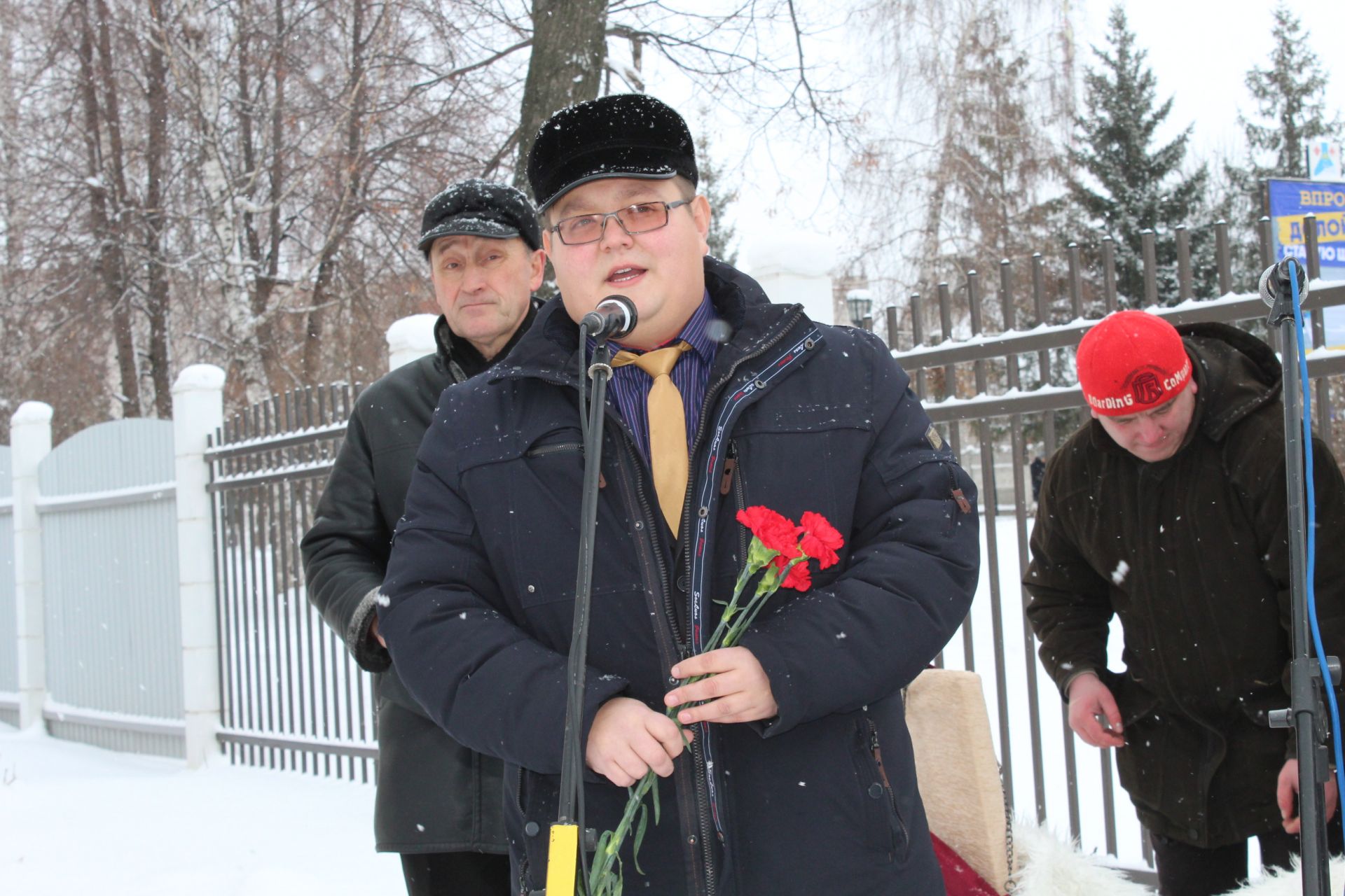 В Менделеевске на доме №11 по ул.Советской, где жил врач Александр Николаевич Клунок, установили мемориальную доску