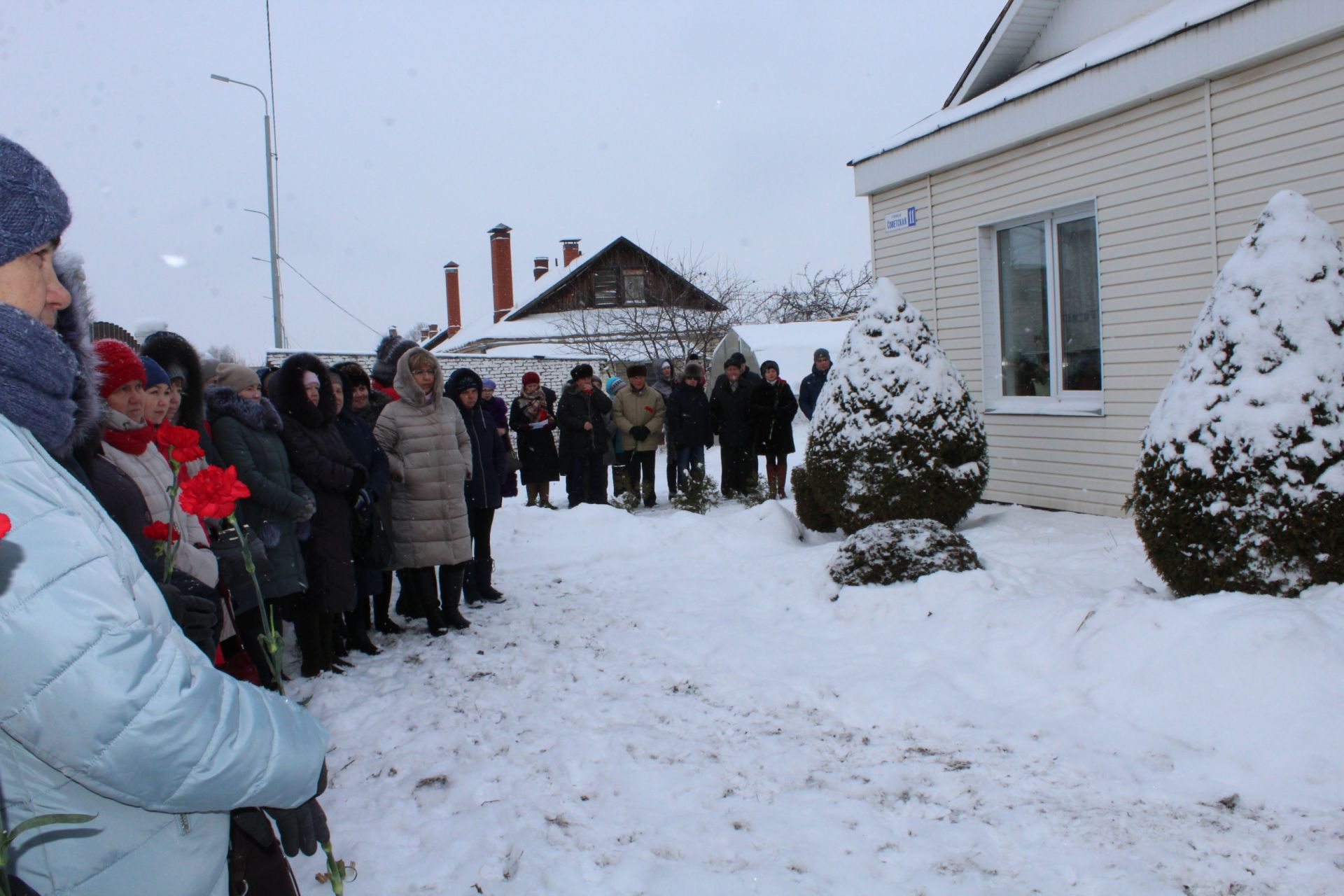 В Менделеевске на доме №11 по ул.Советской, где жил врач Александр Николаевич Клунок, установили мемориальную доску