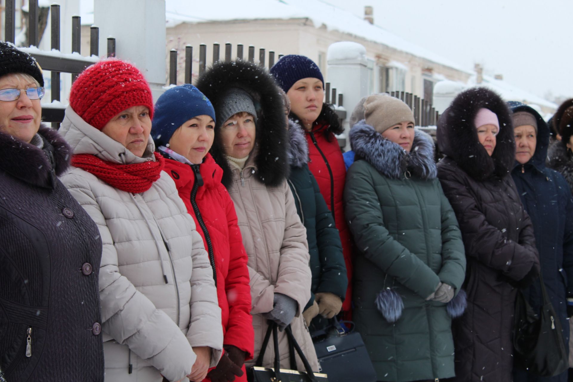 В Менделеевске на доме №11 по ул.Советской, где жил врач Александр Николаевич Клунок, установили мемориальную доску