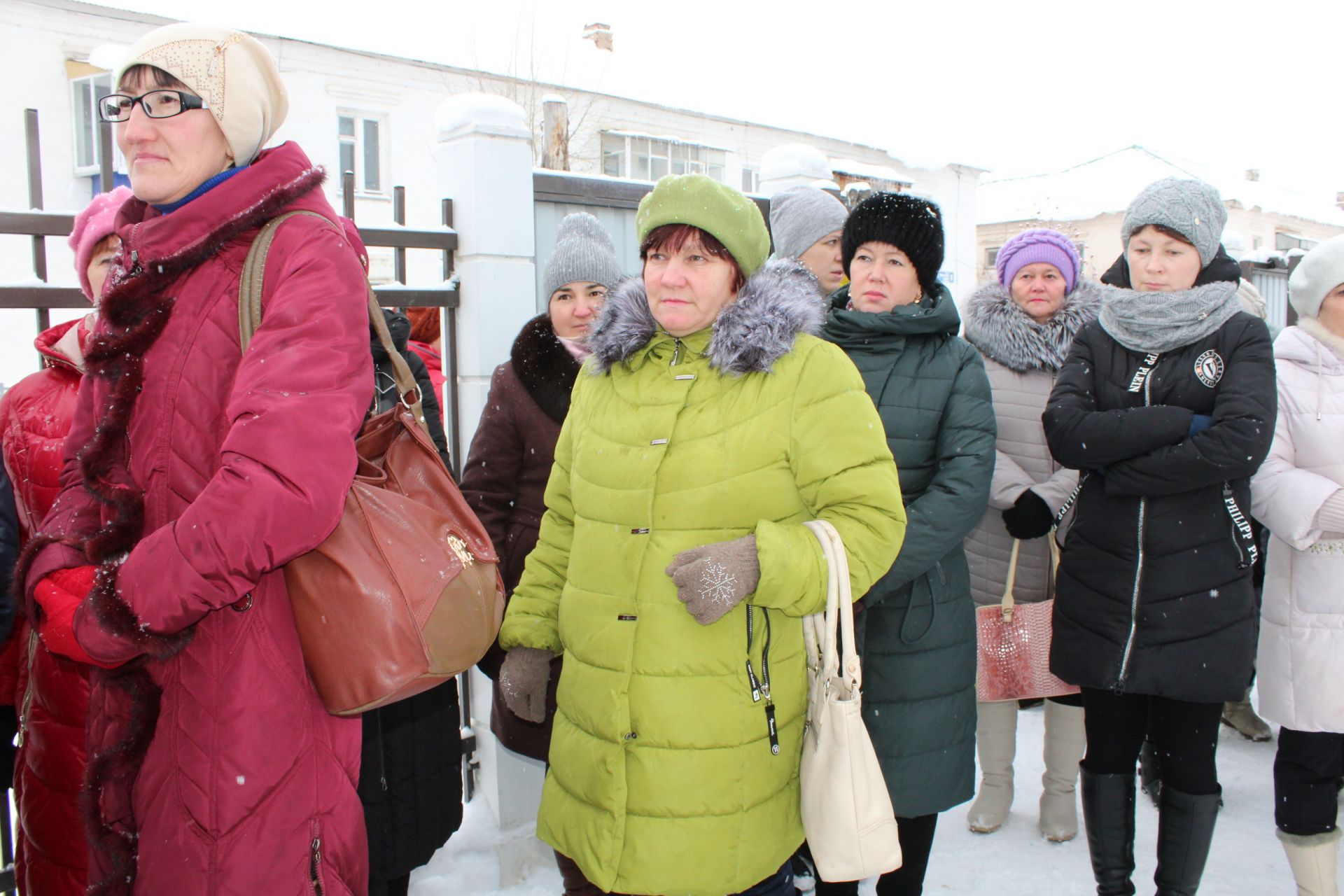 В Менделеевске на доме №11 по ул.Советской, где жил врач Александр Николаевич Клунок, установили мемориальную доску