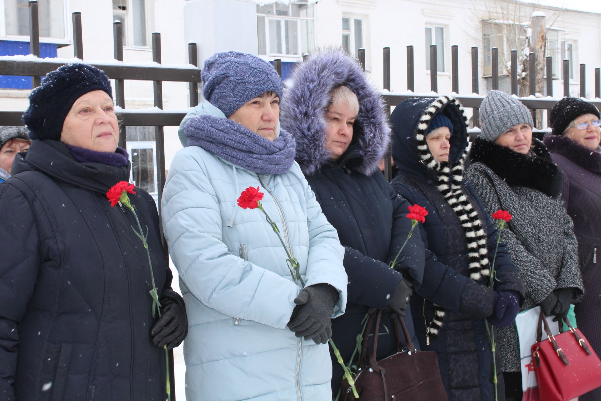 В Менделеевске на доме №11 по ул.Советской, где жил врач Александр Николаевич Клунок, установили мемориальную доску