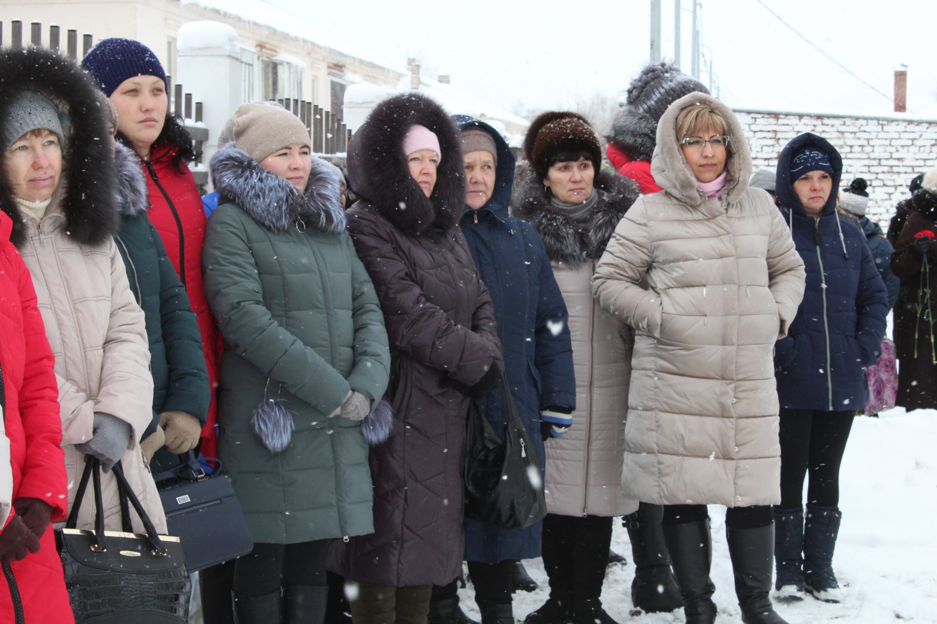 В Менделеевске на доме №11 по ул.Советской, где жил врач Александр Николаевич Клунок, установили мемориальную доску