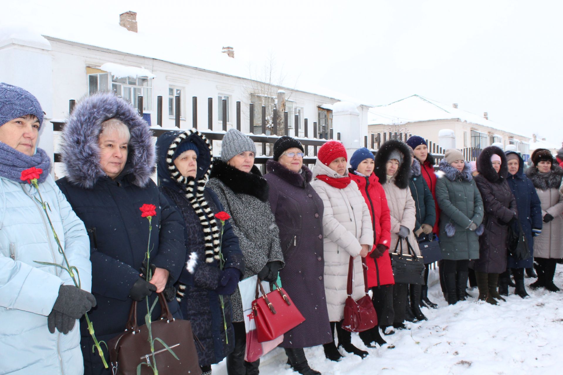 В Менделеевске на доме №11 по ул.Советской, где жил врач Александр Николаевич Клунок, установили мемориальную доску