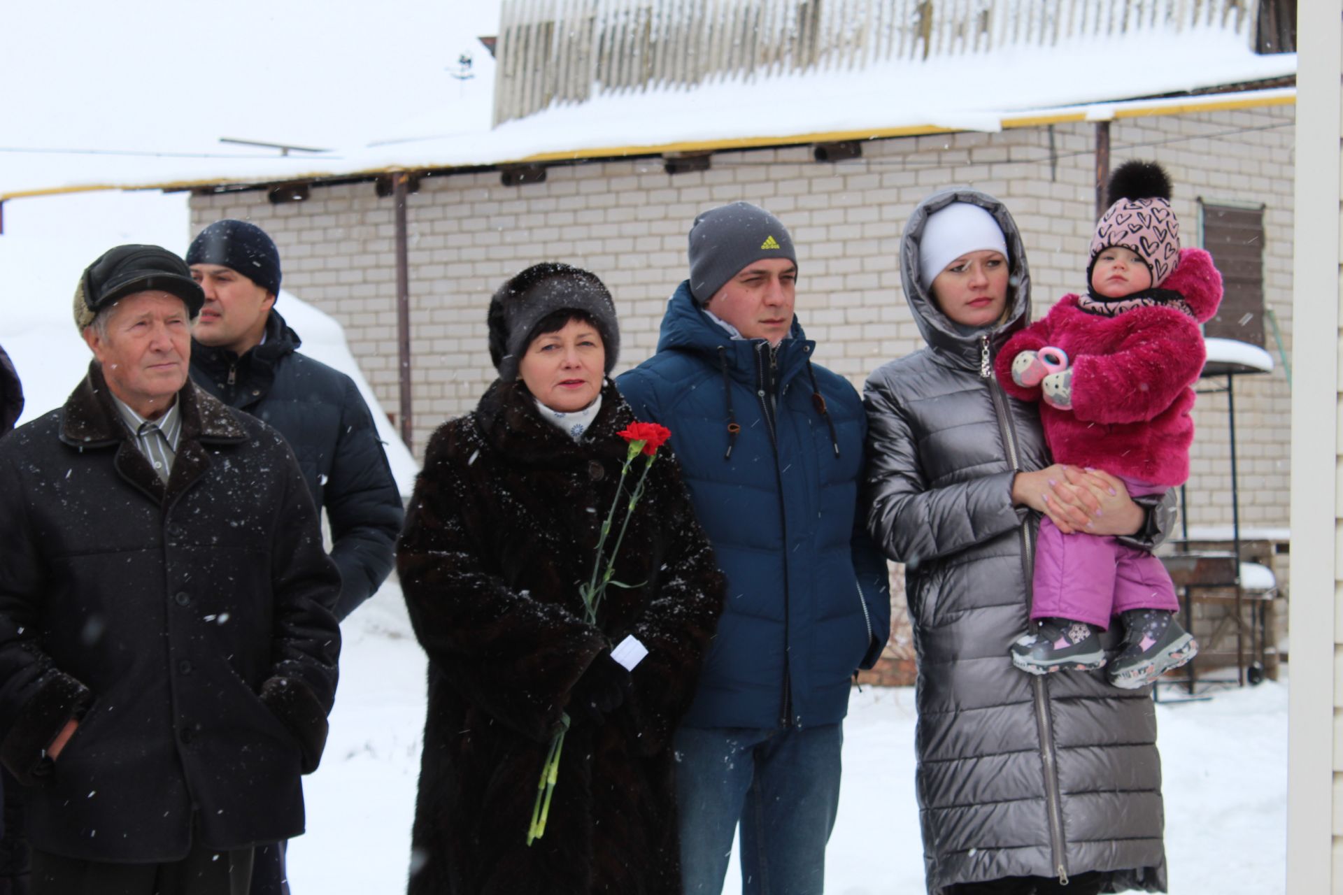 В Менделеевске на доме №11 по ул.Советской, где жил врач Александр Николаевич Клунок, установили мемориальную доску