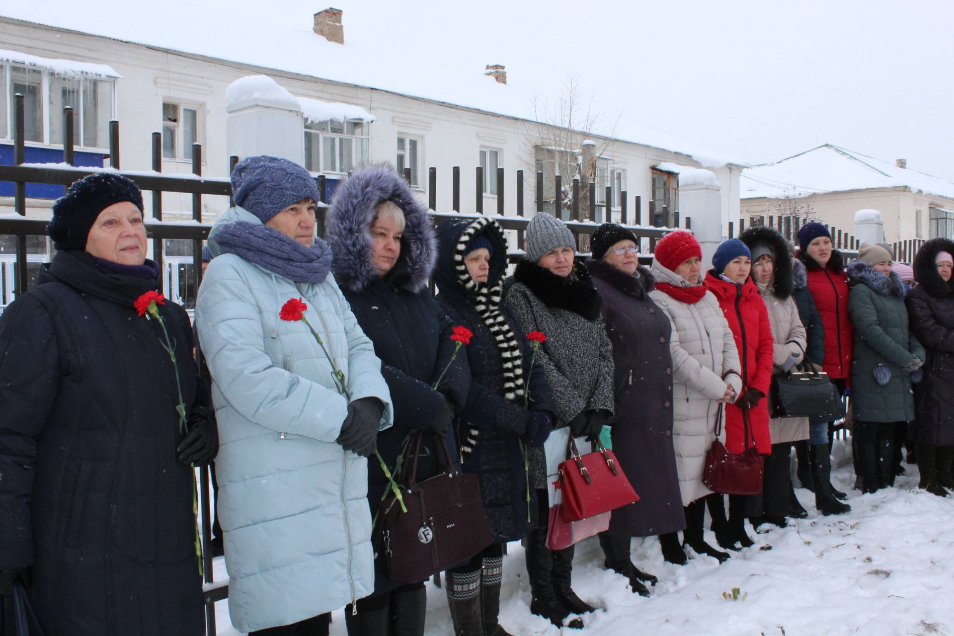 В Менделеевске на доме №11 по ул.Советской, где жил врач Александр Николаевич Клунок, установили мемориальную доску