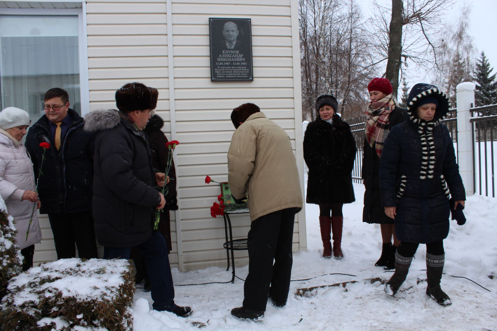 В Менделеевске на доме №11 по ул.Советской, где жил врач Александр Николаевич Клунок, установили мемориальную доску