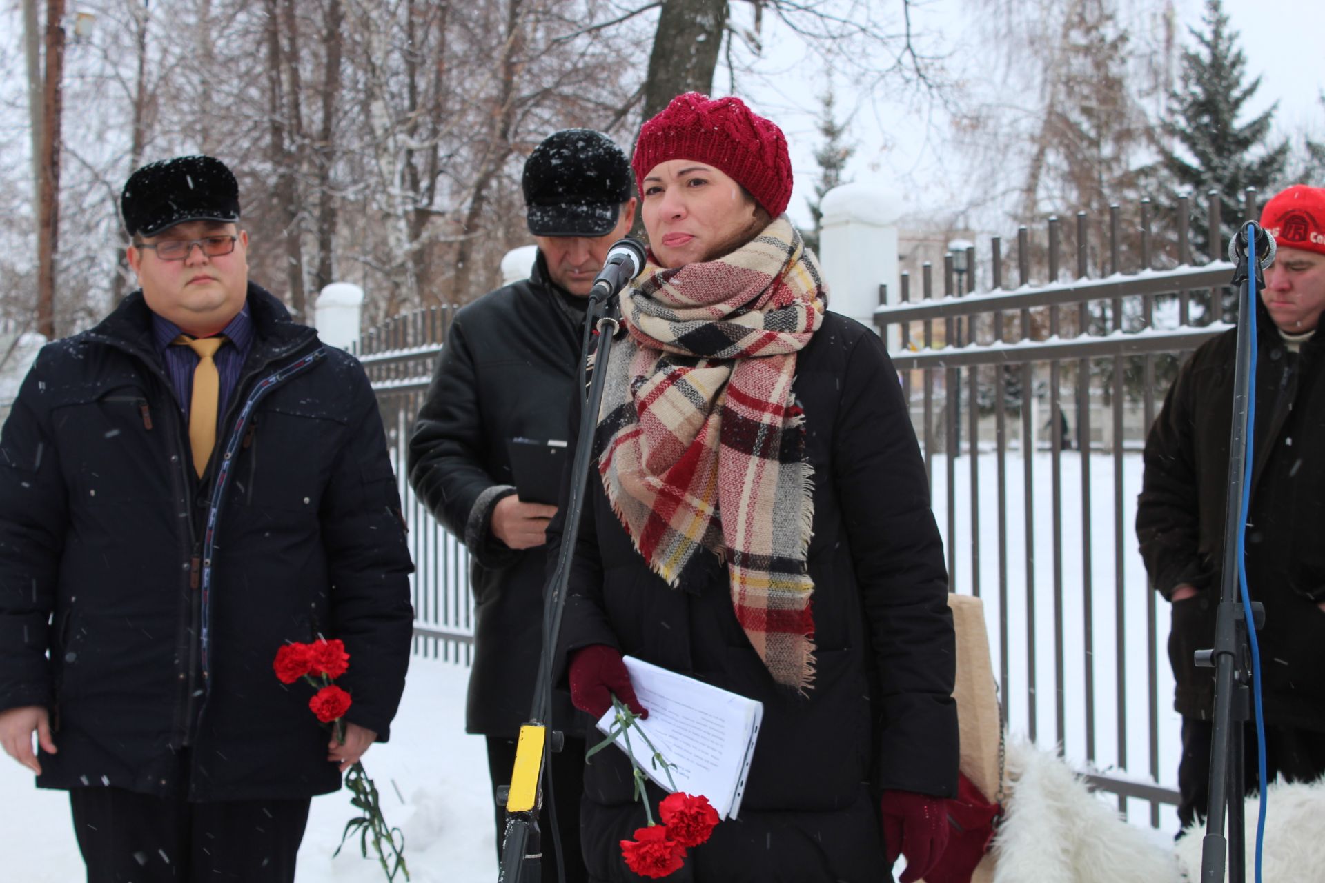 В Менделеевске на доме №11 по ул.Советской, где жил врач Александр Николаевич Клунок, установили мемориальную доску