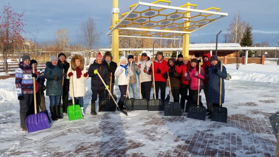 Вторую субботу в парках Менделеевска убирают снег