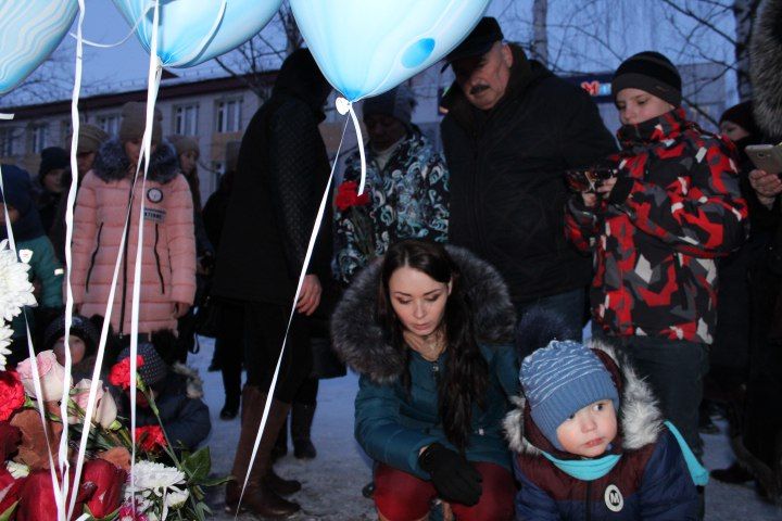 Менделеевцы запустили в небо белые шары в память о трагических событиях в Кемерове