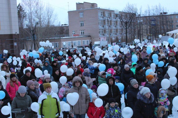 Менделеевцы запустили в небо белые шары в память о трагических событиях в Кемерове