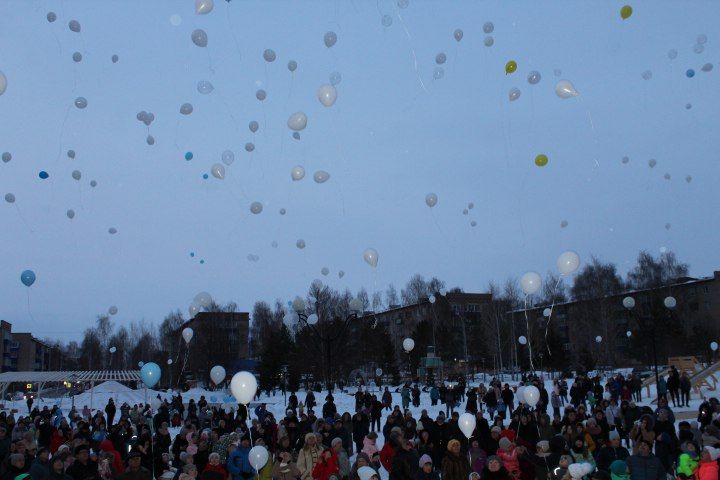 Менделеевцы запустили в небо белые шары в память о трагических событиях в Кемерове