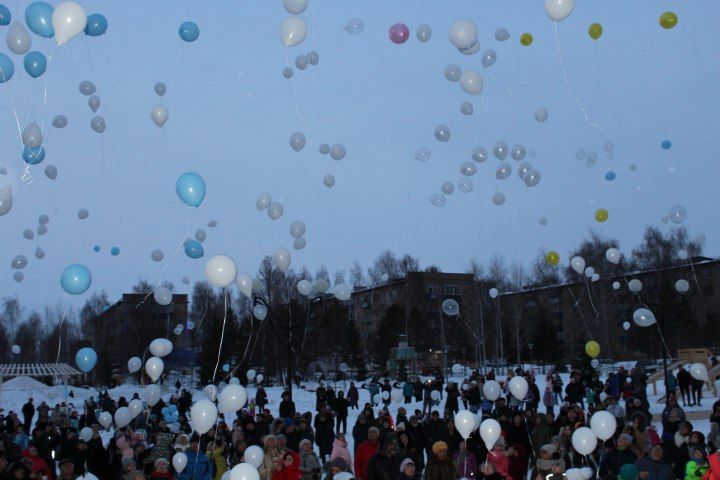 Менделеевцы запустили в небо белые шары в память о трагических событиях в Кемерове