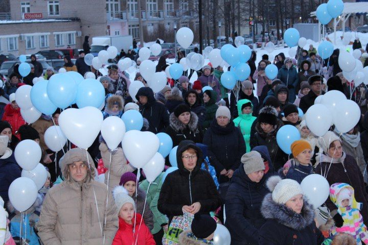 Менделеевцы запустили в небо белые шары в память о трагических событиях в Кемерове