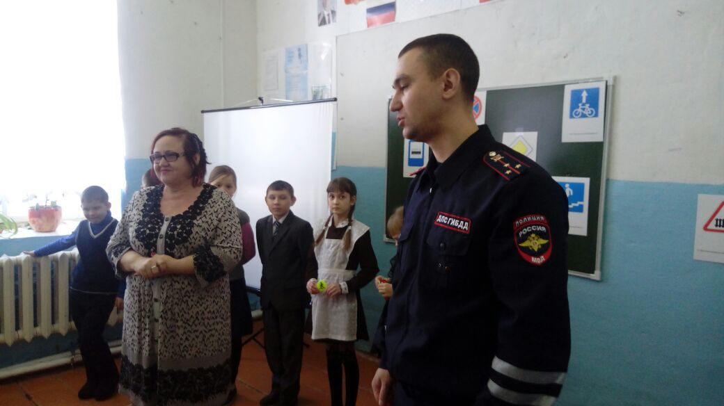 Школьники приняли участие в брейн-ринге "Пешеходы и водители"