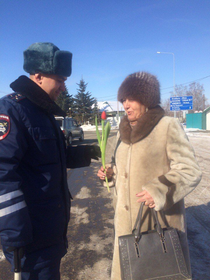 Цветы для менделеевских автоледи