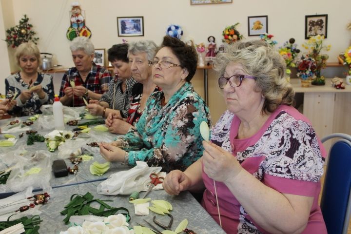 «Талантливые бабушки» Менделеевска о сладких букетах