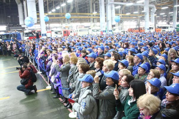 Альфия Когогина открыла концерт Симфонического оркестра Мариинского театра под управлением Валерия Гергиева на автомобильном заводе