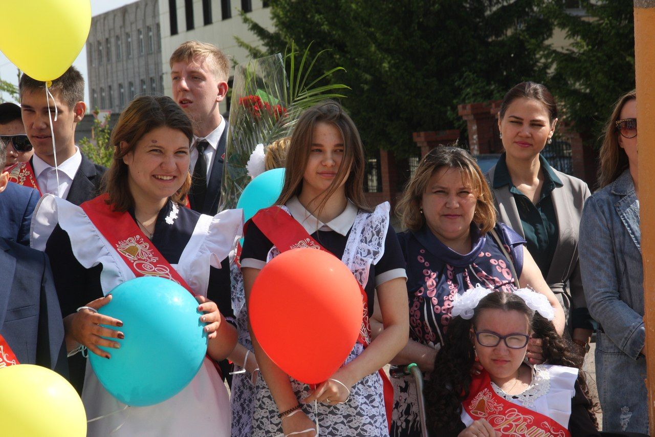 Вальс, шарики и подарки:  в школе №4 прозвенел последний звонок