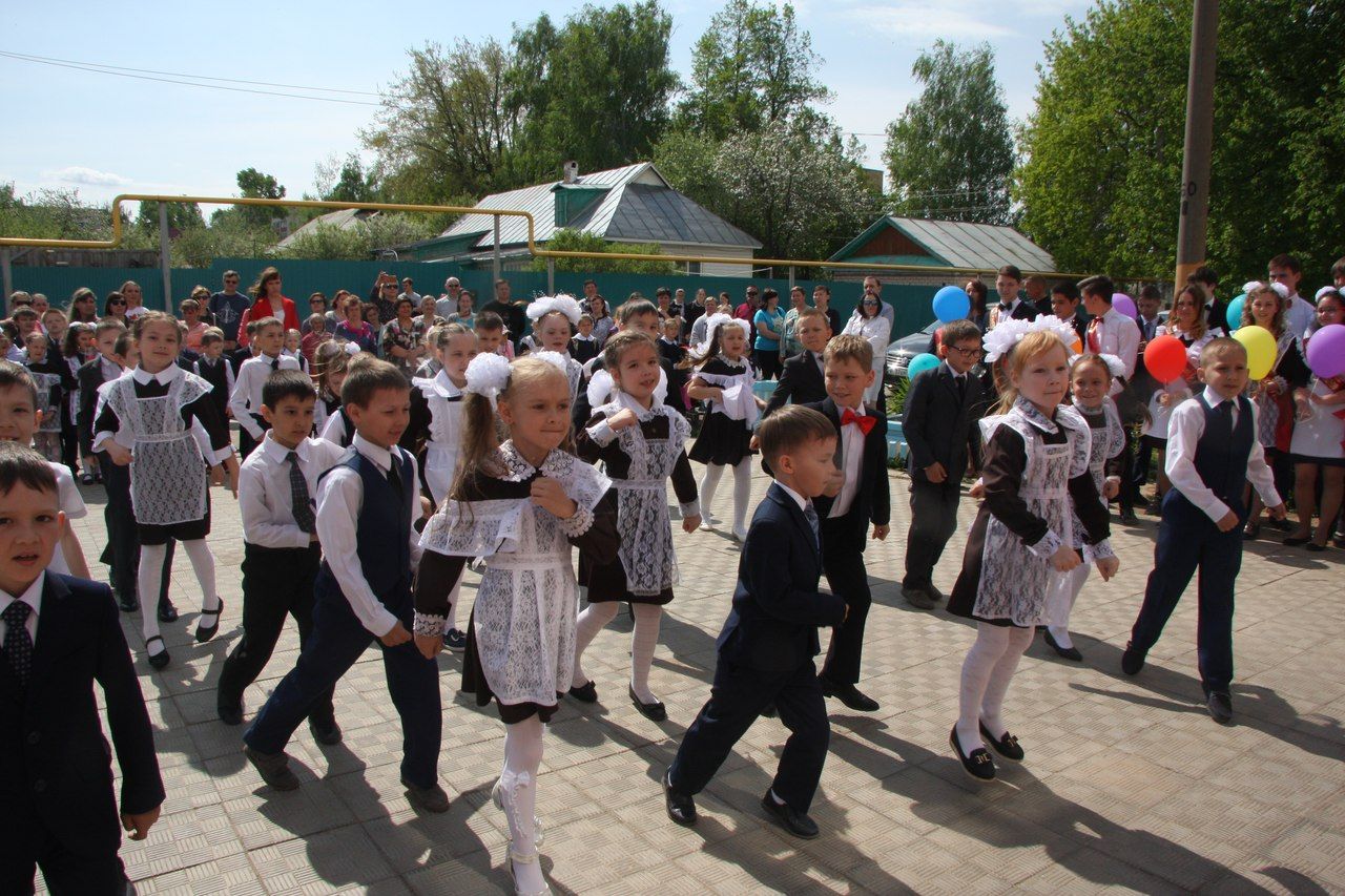 Вальс, шарики и подарки:  в школе №4 прозвенел последний звонок