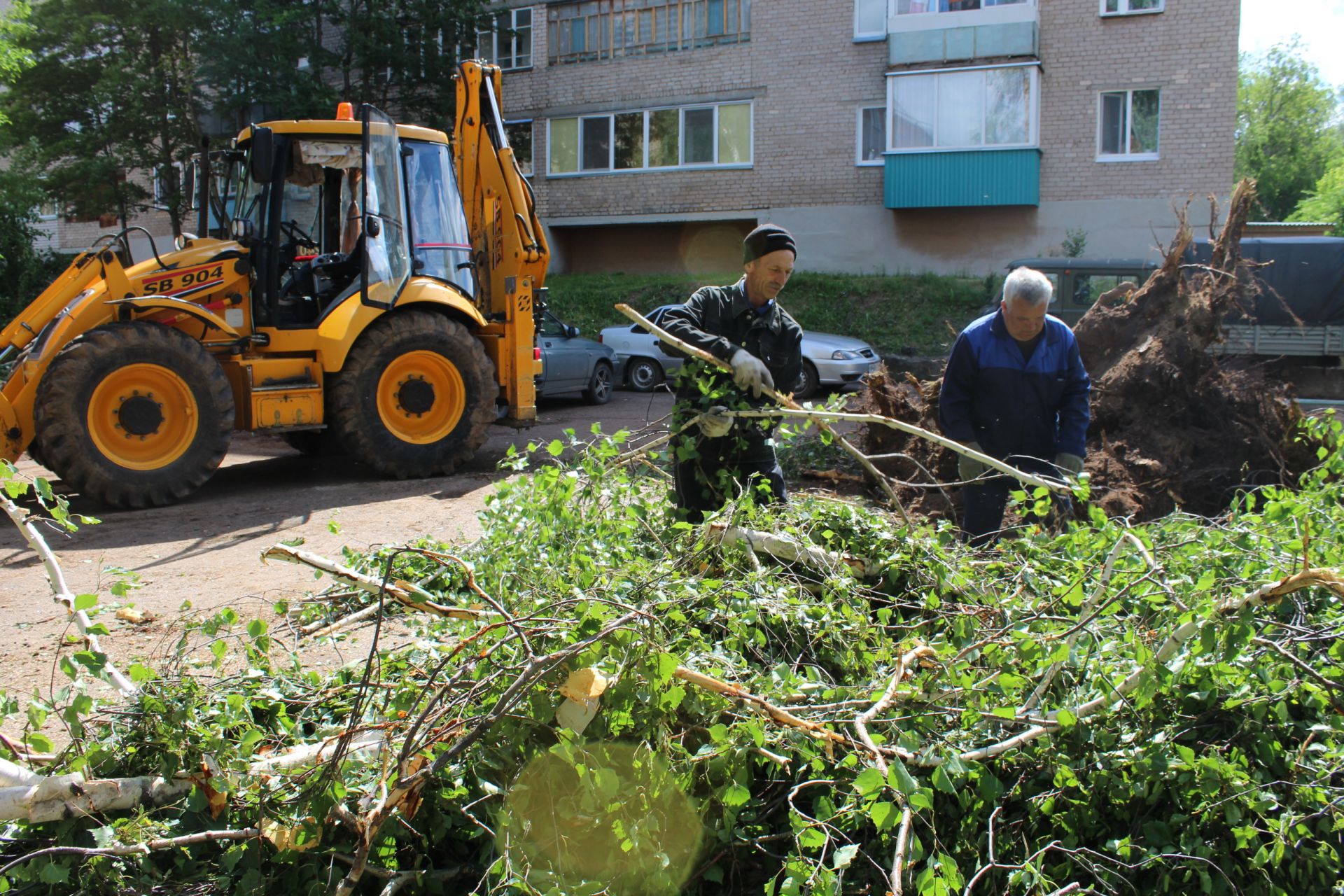 В Менделеевске продолжается благоустройство дворов