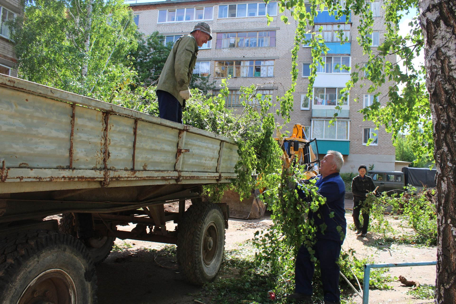 В Менделеевске продолжается благоустройство дворов