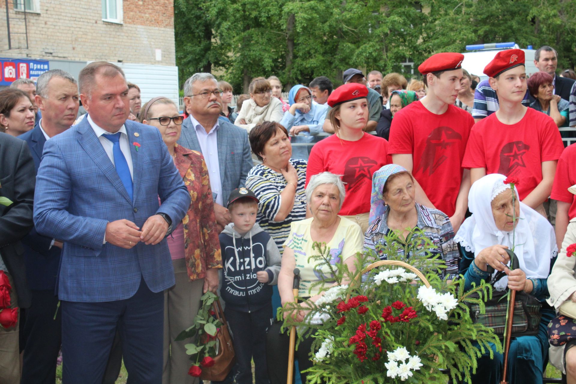 В Менделеевске открыт памятник труженикам тыла, вдовам и детям войны