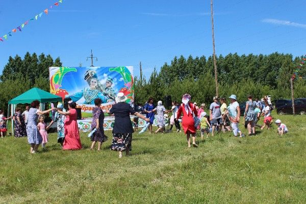 В День села в Тураеве ловили рыбу и соревновались в тазиках