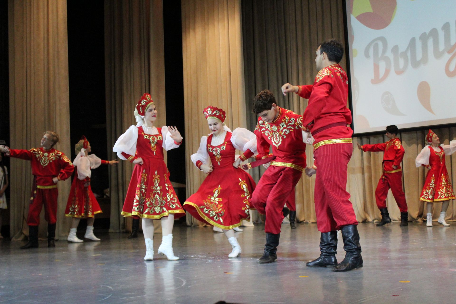 Менделеевские выпускники прошли по красной дорожке