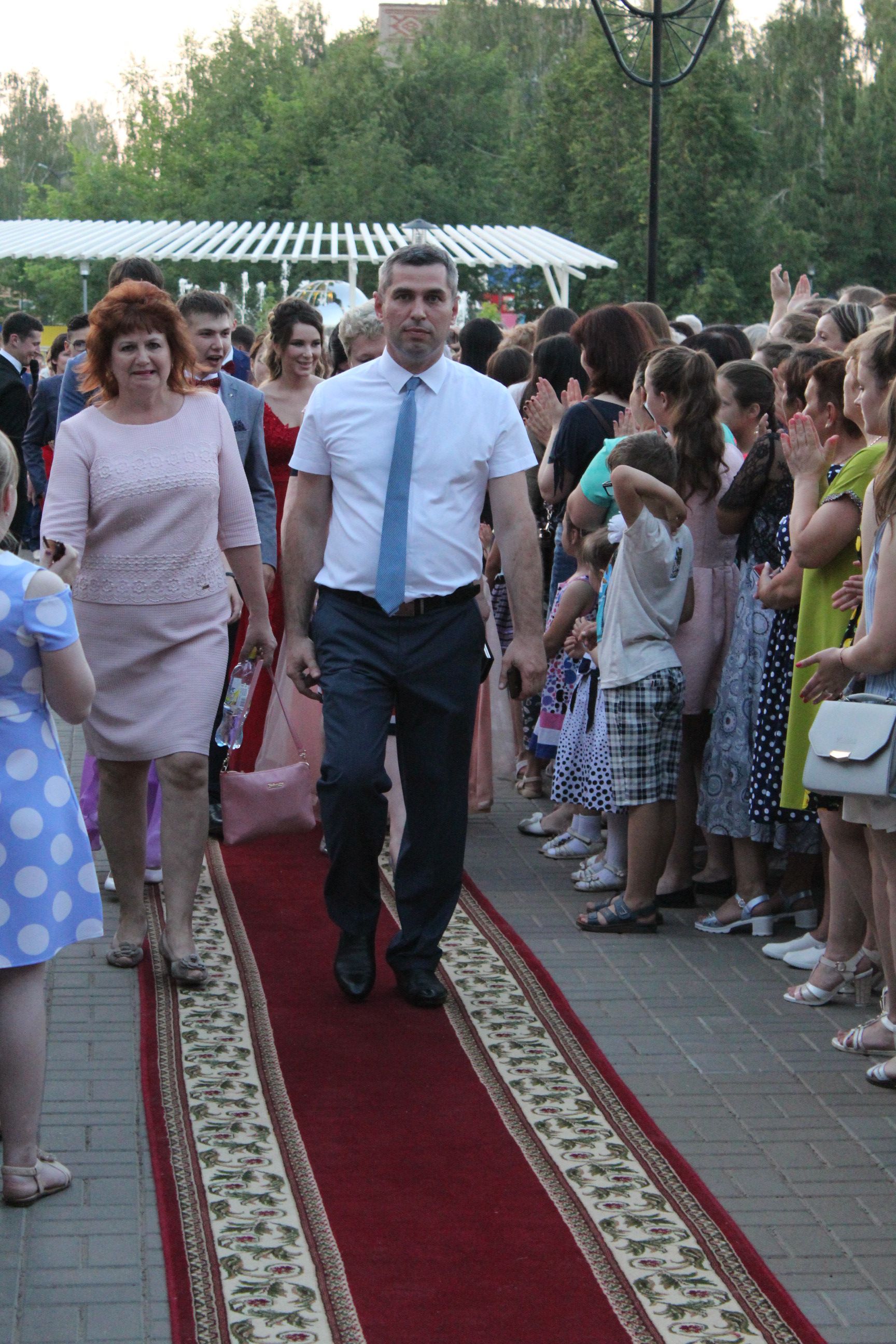 Менделеевские выпускники прошли по красной дорожке