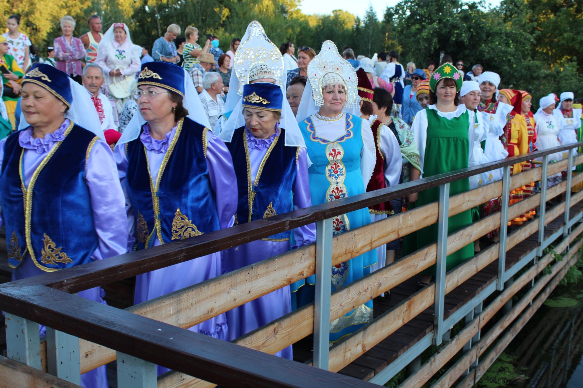 Сотни менделеевцеев закружились в Хороводе мира на «Ушковских островах»