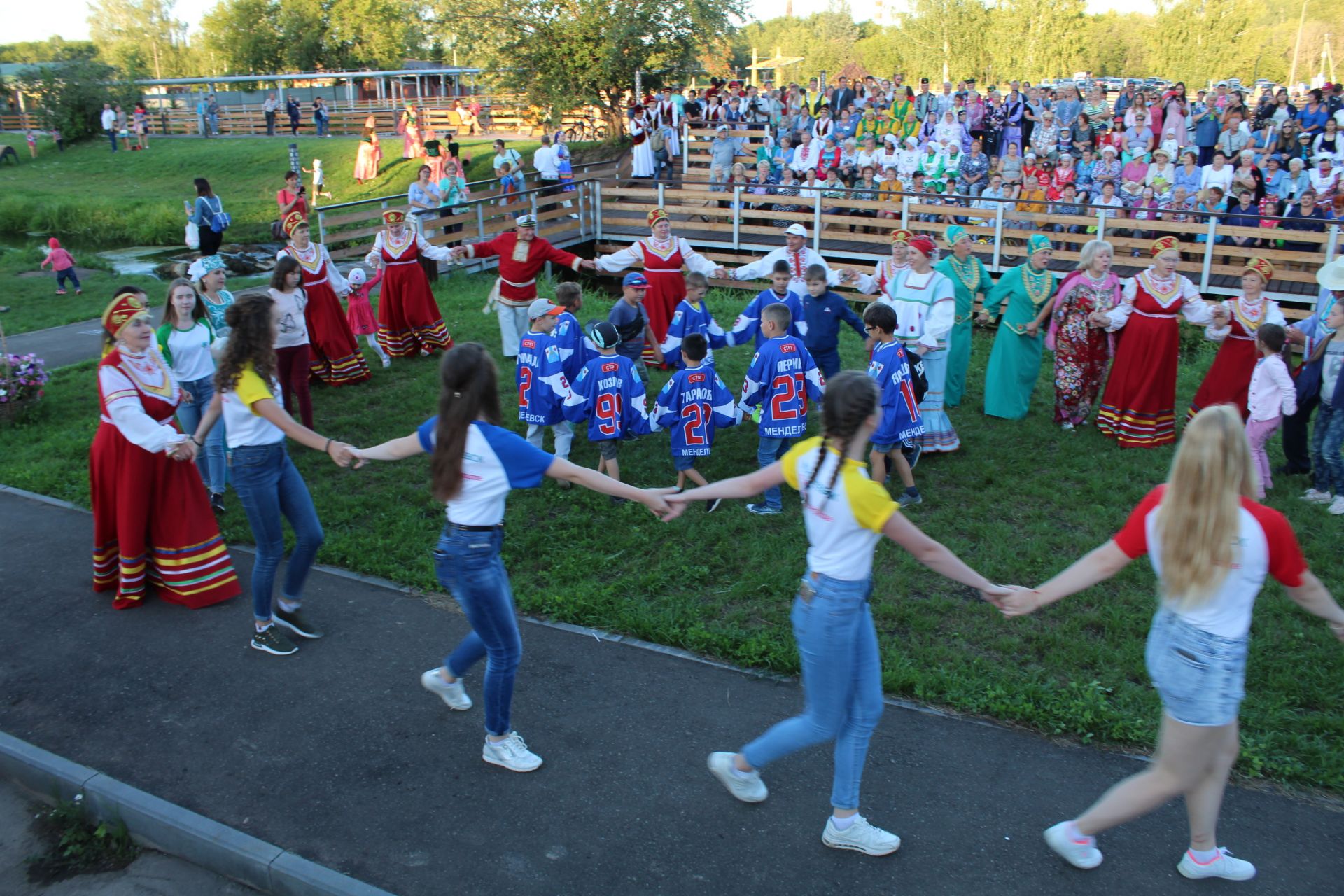 Сотни менделеевцеев закружились в Хороводе мира на «Ушковских островах»