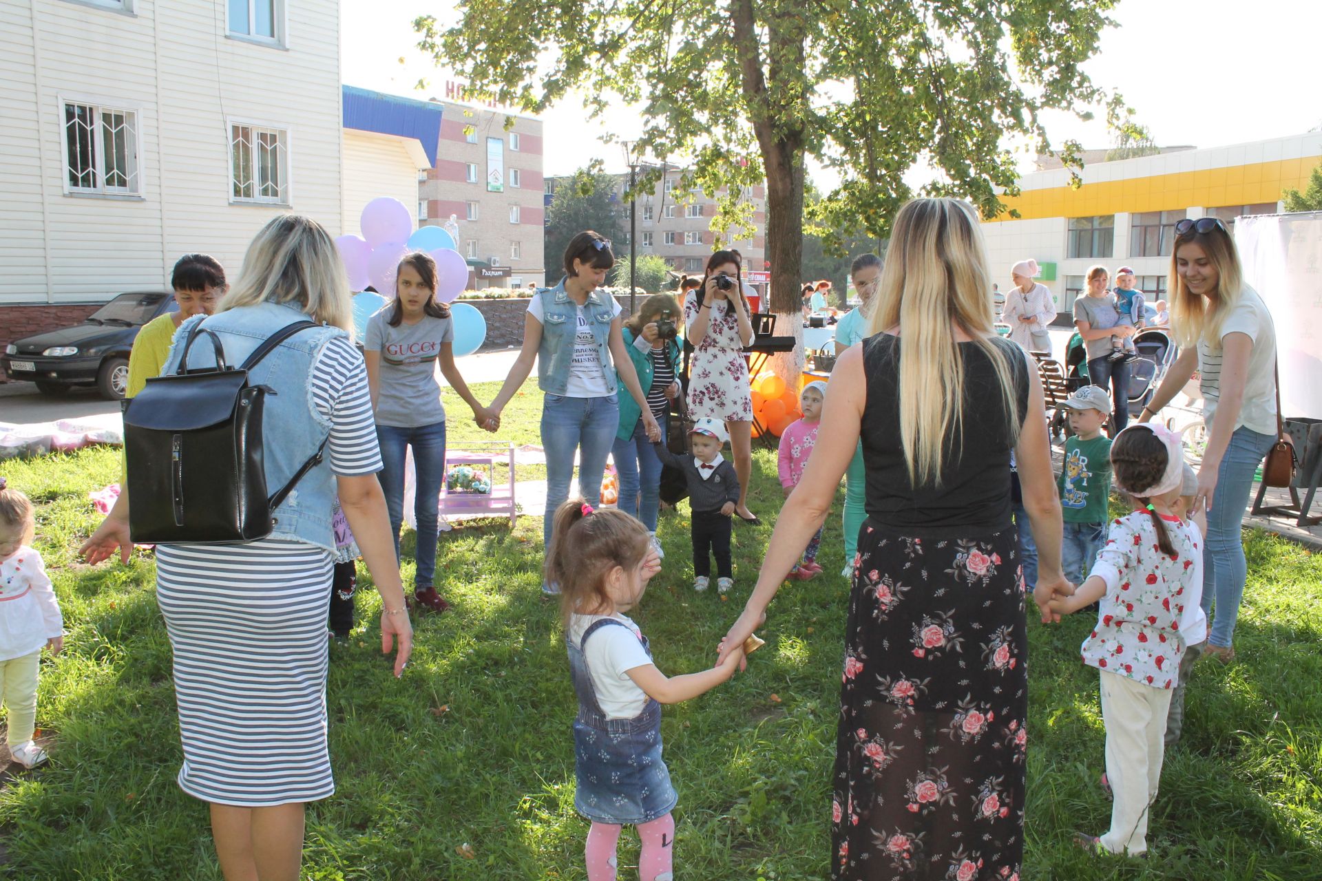 "Бэби-бум": Прогулка с колясками в Менделеевске