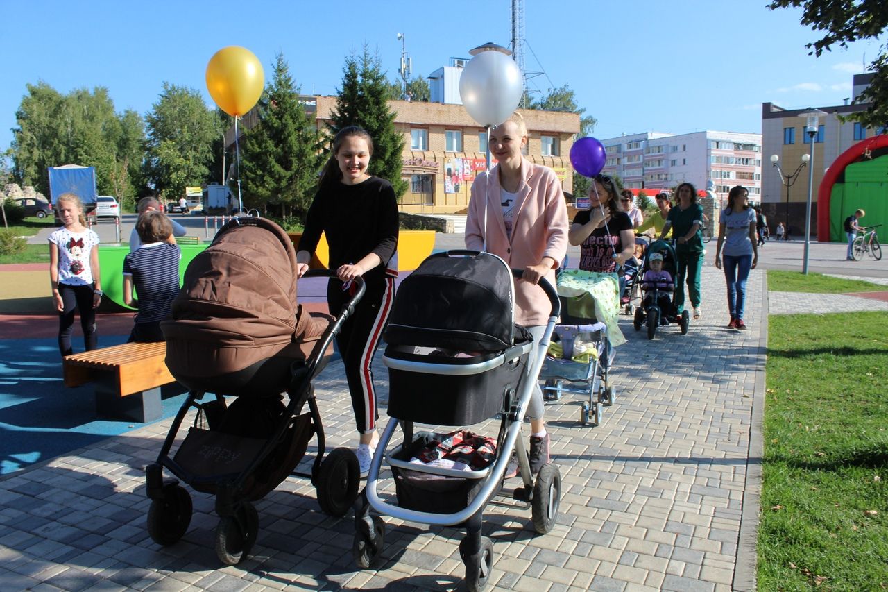 "Бэби-бум": Прогулка с колясками в Менделеевске