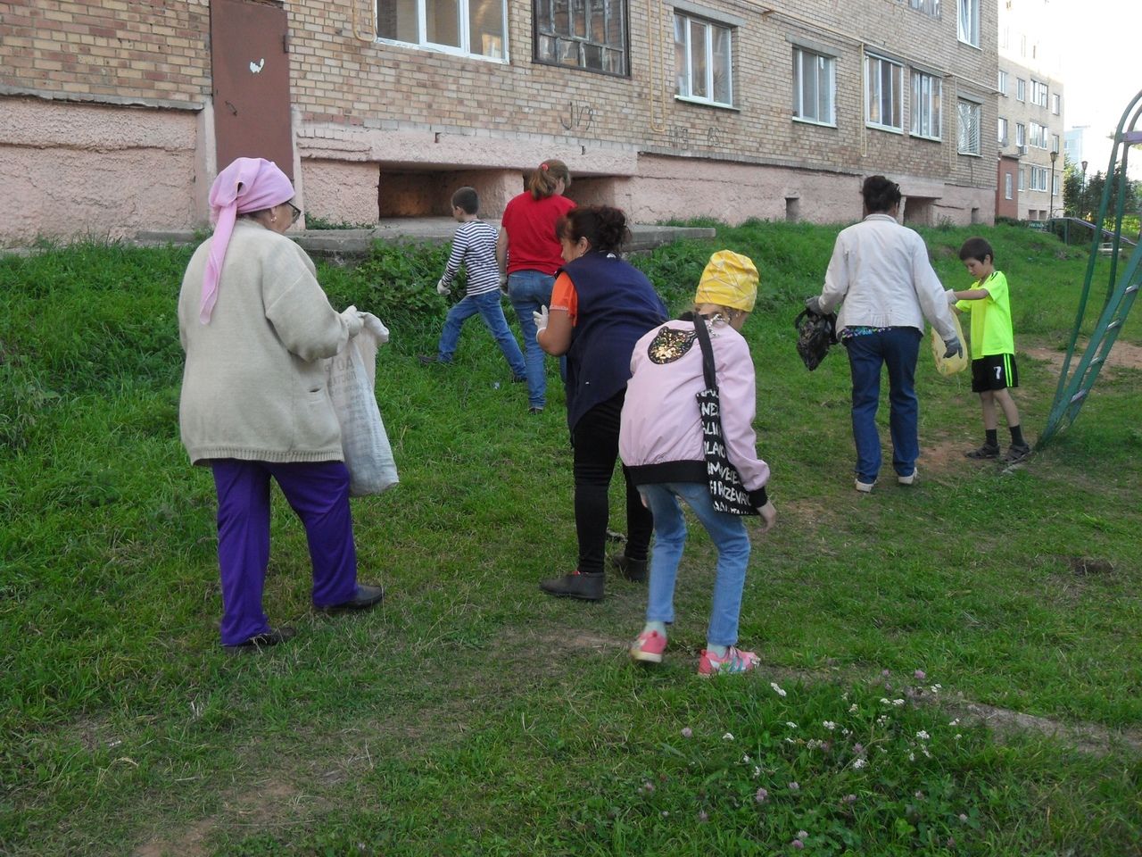 "Чистый двор - наша радость и гордость" : жители улицы Чоловского приняли участие в экологической акции