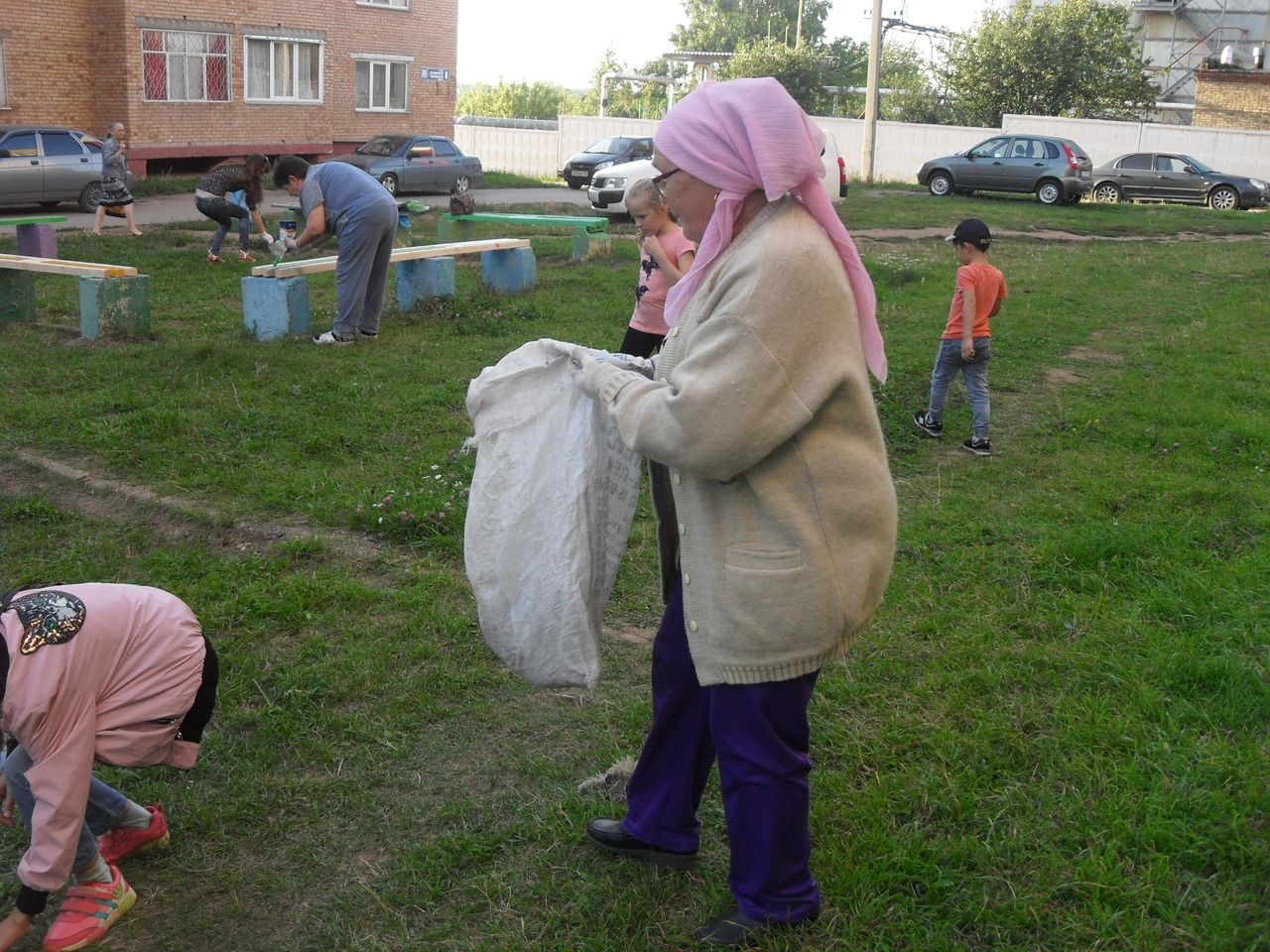 "Чистый двор - наша радость и гордость" : жители улицы Чоловского приняли участие в экологической акции